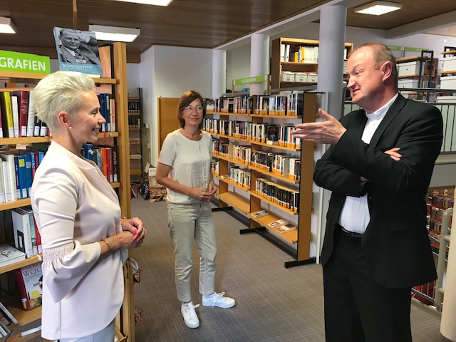 Silvia Breher MdB zu Besuch in der St. Viktor Bücherei mit Pfarrer Heiner Zumdohme und Anja Kramer. (Bilder: Breher MdB)